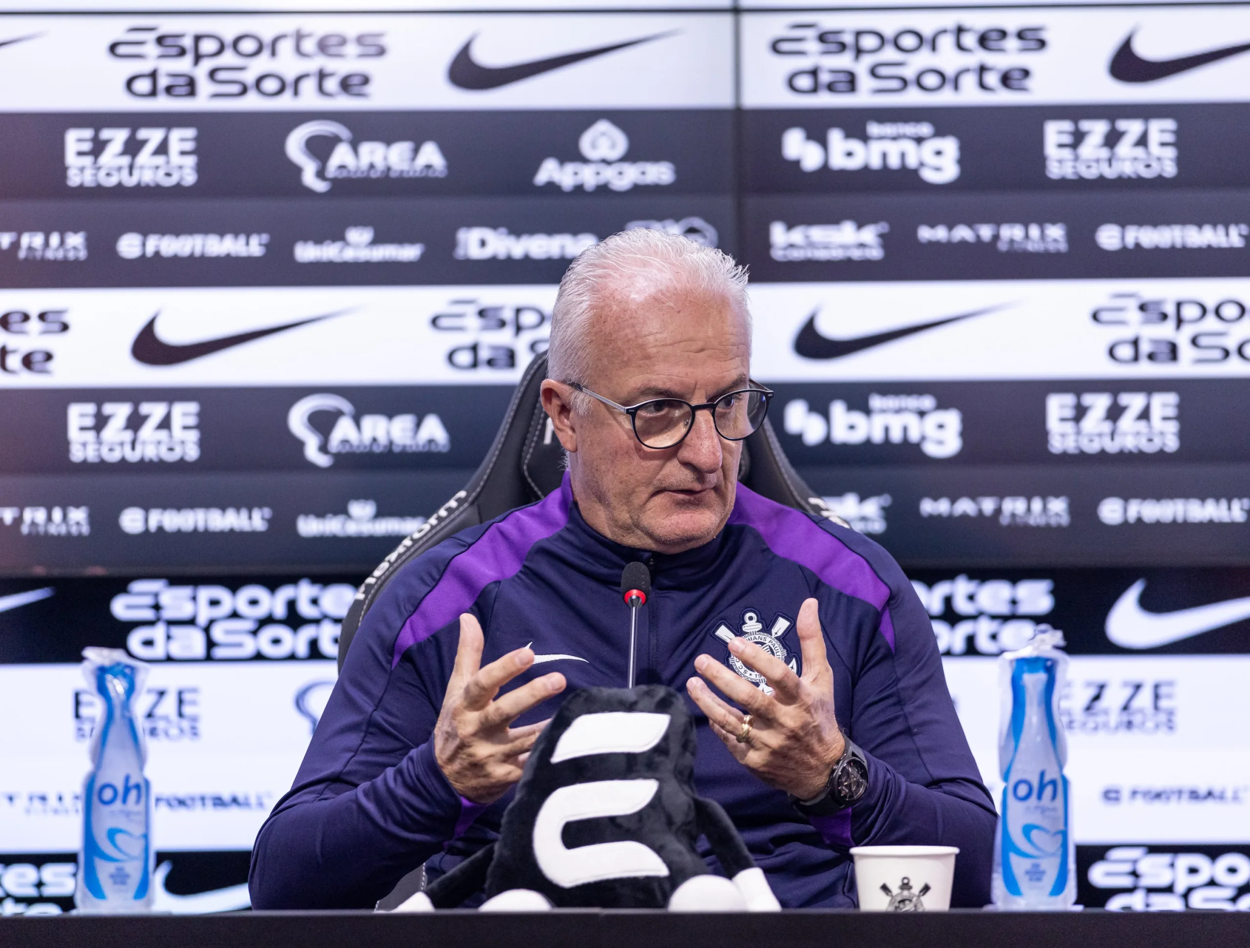 Dorival Júnior aprova e Corinthians define 4 nomes para o gol; veja os alvos Dorival Júnior em sua coletiva de imprensa pelo Corinthians