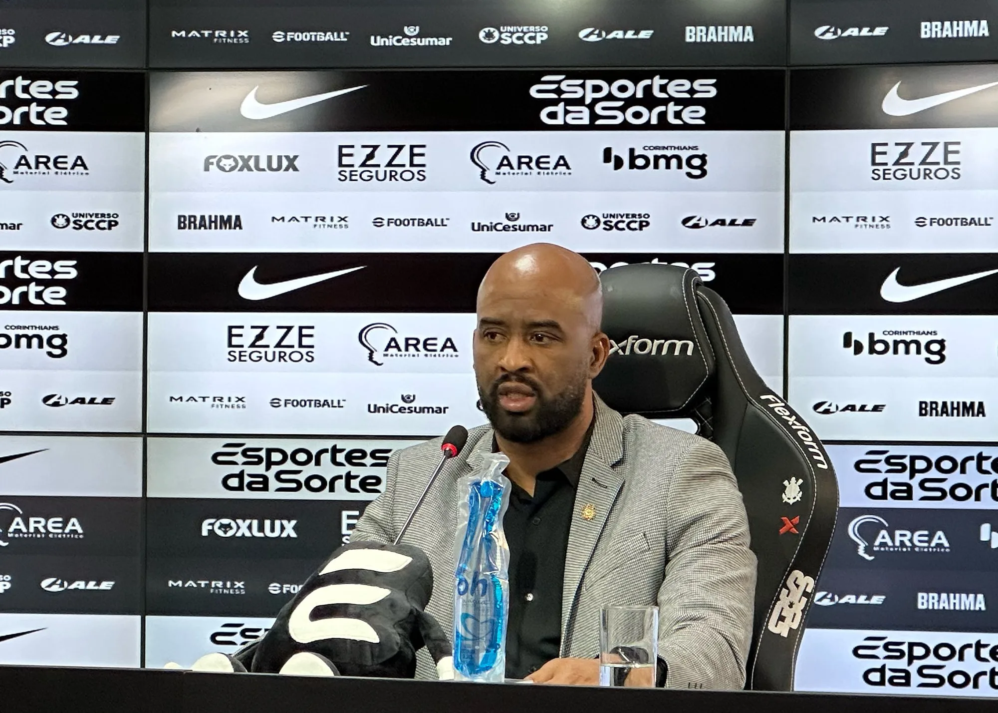 Corinthians intensifica busca por reforços e já tem 5 nomes Corinthians e o Fabinho Soldado em sua coletiva de imprensa