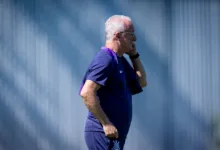 Dorival Júnior em ação no treino do Corinthians