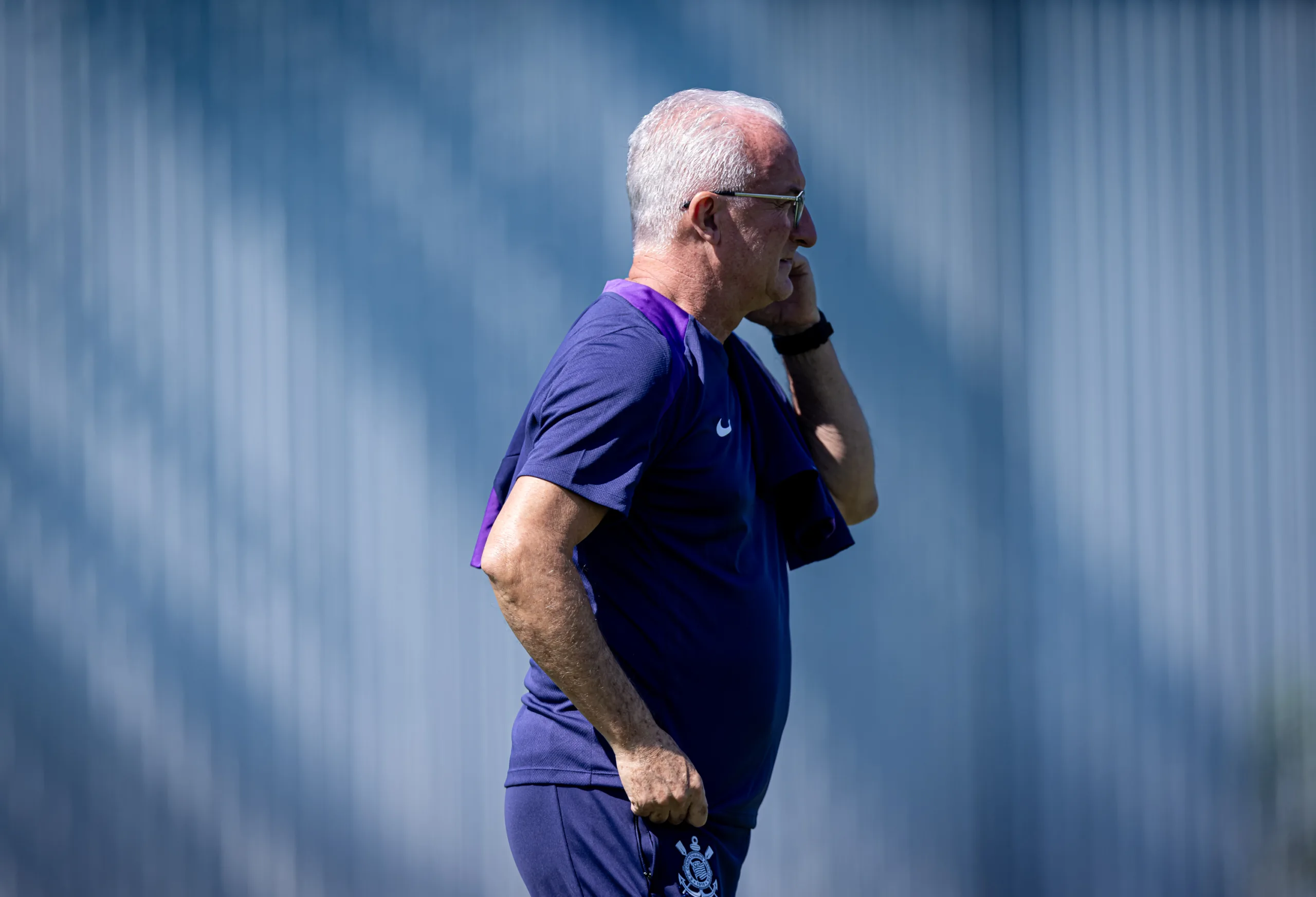 "Não joga mais no Corinthians" Dorival Júnior libera defensor para buscar novo clube Dorival Júnior em ação no treino do Corinthians