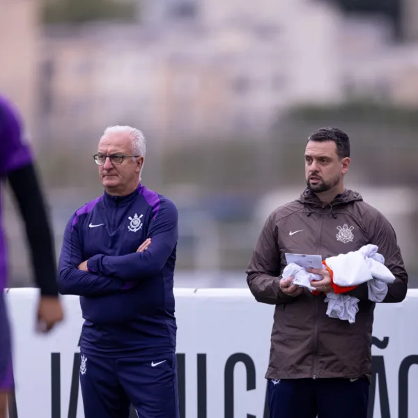 Corinthians faz proposta e pode fechar com +1 reforço Corinthians e o técnico Dorival Júnior ao lado do auxiliar Lucas Silvestre