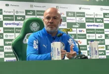 Vitor Castanheira em coletiva de imprensa pelo Palmeiras