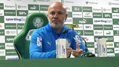 Vitor Castanheira em coletiva de imprensa pelo Palmeiras