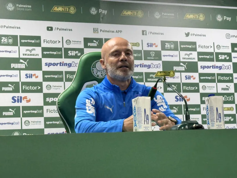 Vitor Castanheira em coletiva de imprensa pelo Palmeiras 