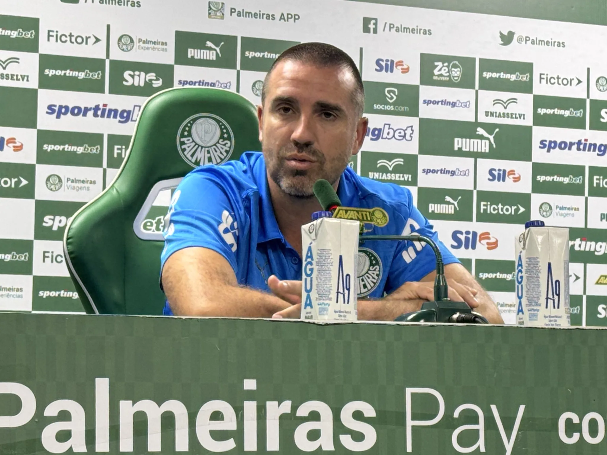 João Martins detona atuação do time após derrota do Palmeiras João Martins em coletiva de imprensa pelo Palmeiras