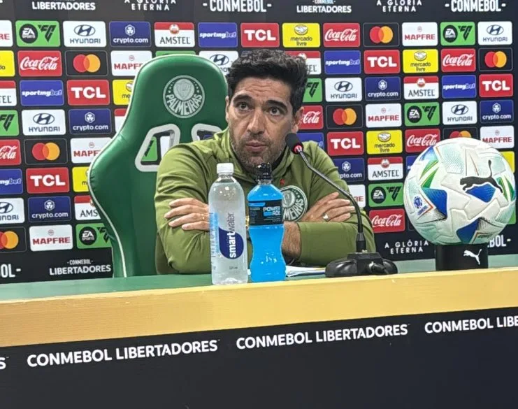Abel Ferreira vem a público e revela se pediu reforços para o Super Mundial Abel Ferreira em coletiva de imprensa no Palmeiras