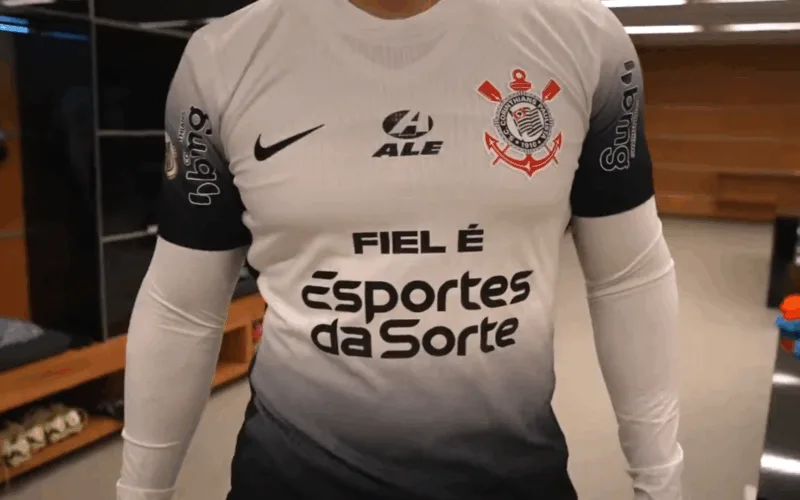 Corinthians toma atitude após oferta bilionária da Adidas Corinthians apresentando seu uniforme