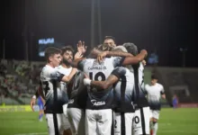Corinthians com o seu elenco reunido no gramado.