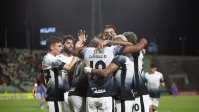 Corinthians com o seu elenco reunido no gramado.