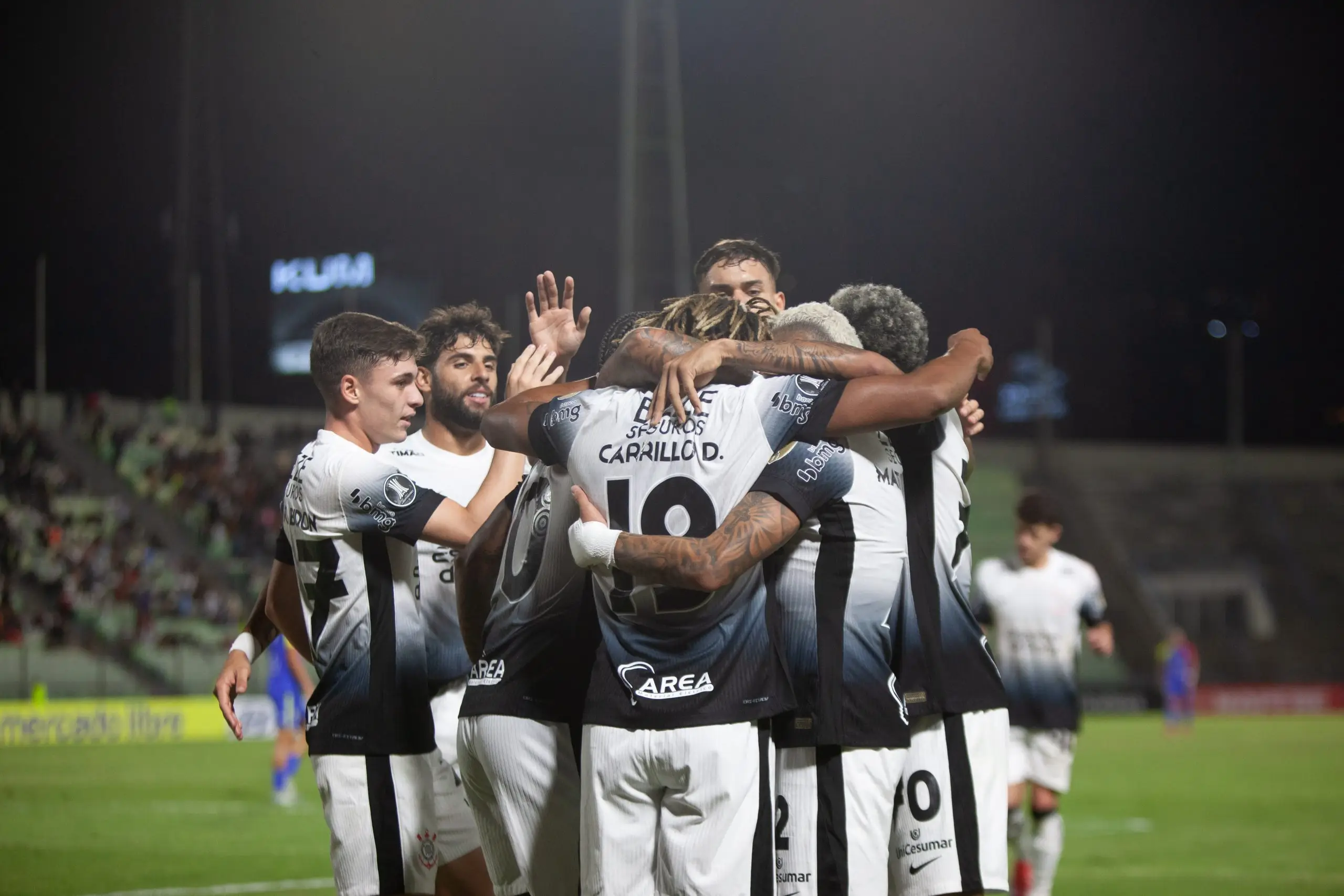 Corinthians perde titular para o jogo contra o Racing-URU Corinthians com o seu elenco reunido no gramado.