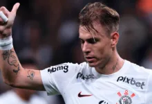 Corinthians estuda repatriar Róger Guedes em 2025