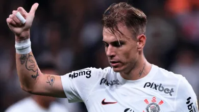 Corinthians estuda repatriar Róger Guedes em 2025