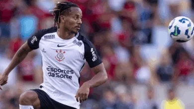 Carrillo em ação com a camisa do Corinthians