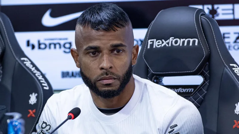 Fabinho Soldado prepara papelada e meia dá adeus ao Corinthians Alex Santana em coletiva pelo Corinthians