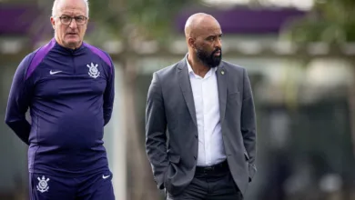 Corinthians e o Dorival Júnior ao lado de Fabinho Soldado