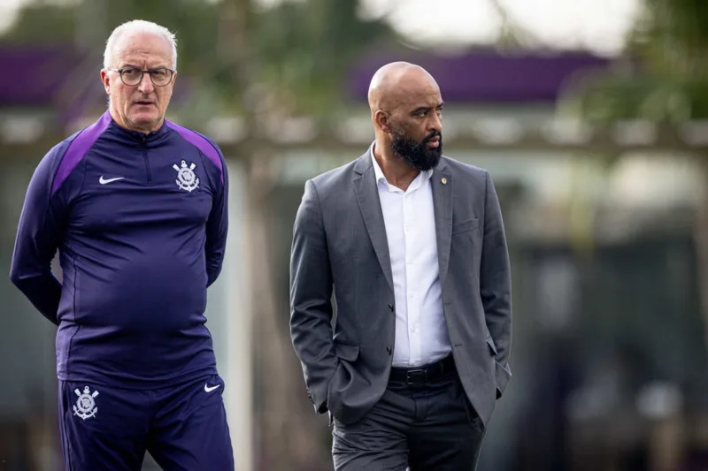 Fabinho Soldado prepara papelada e meia pode ser vendido pelo Corinthians Corinthians e o Dorival Júnior ao lado de Fabinho Soldado