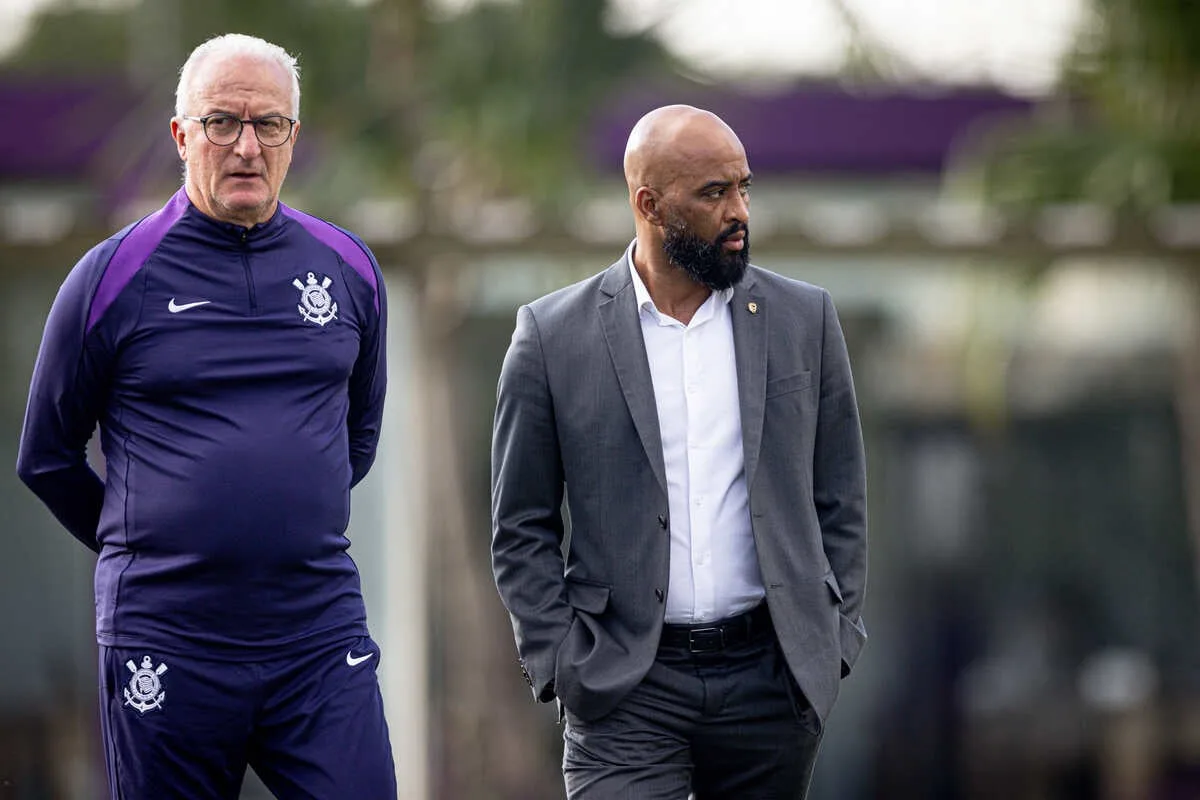 Corinthians e o Dorival Júnior ao lado de Fabinho Soldado