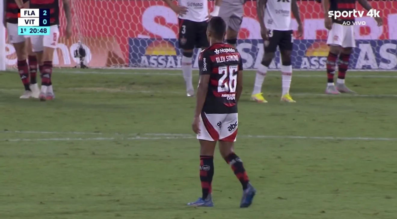 Convocado pela Seleção, Alex Sandro deixa Flamengo com dores