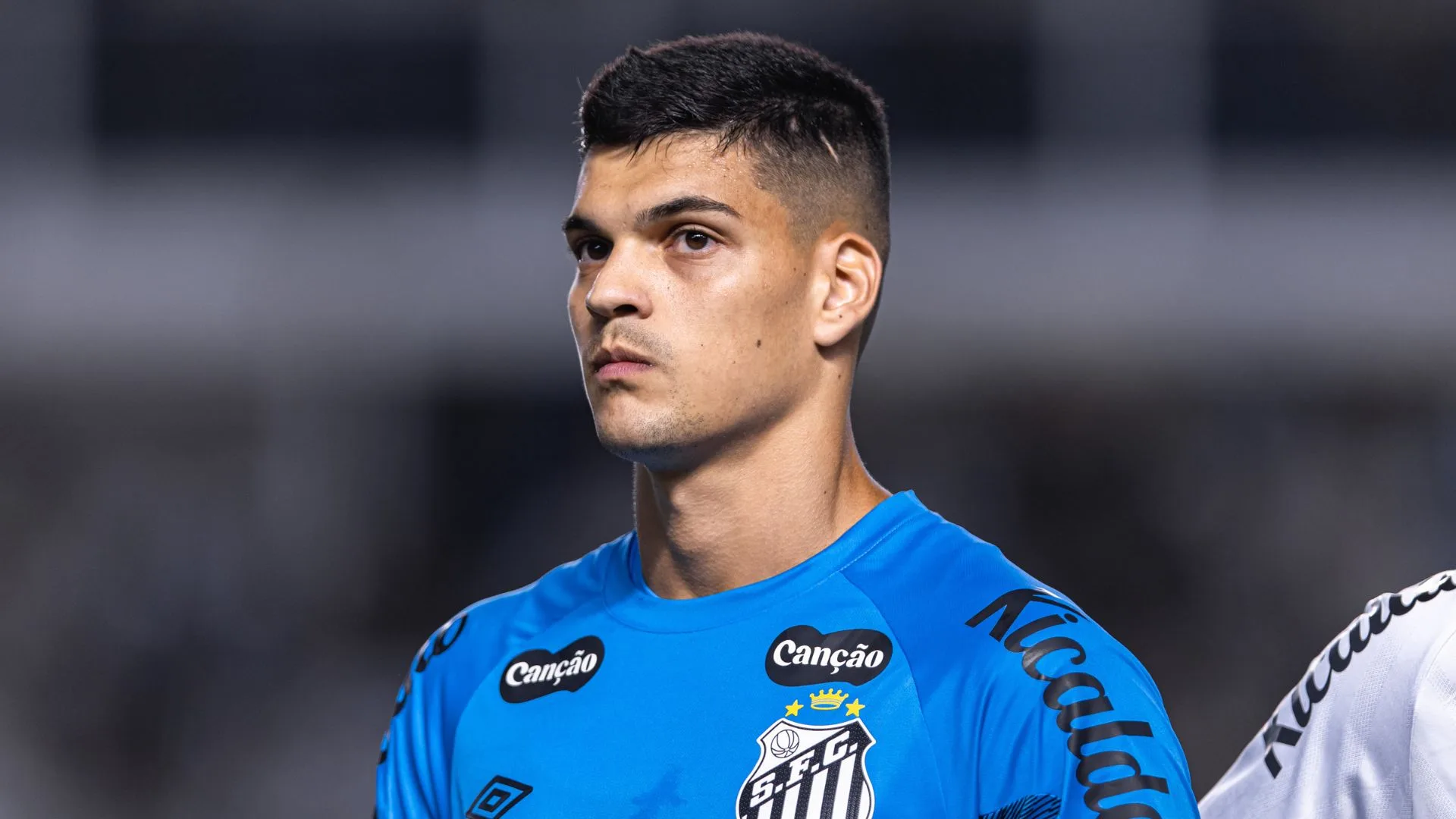 Flamengo mira o goleiro Brazão, do Santos, e prepara investida por Vitão após sinal verde do zagueiro. Clube quer reforçar defesa e posição de goleiro para 2026.