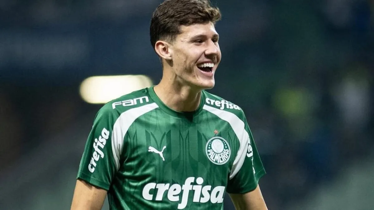 Napoli pode pagar milhões para fechar com titular do Palmeiras