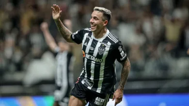 Renzo Saravia é oferecido ao Corinthians e nome passa por avaliação de Marcelo Paz
