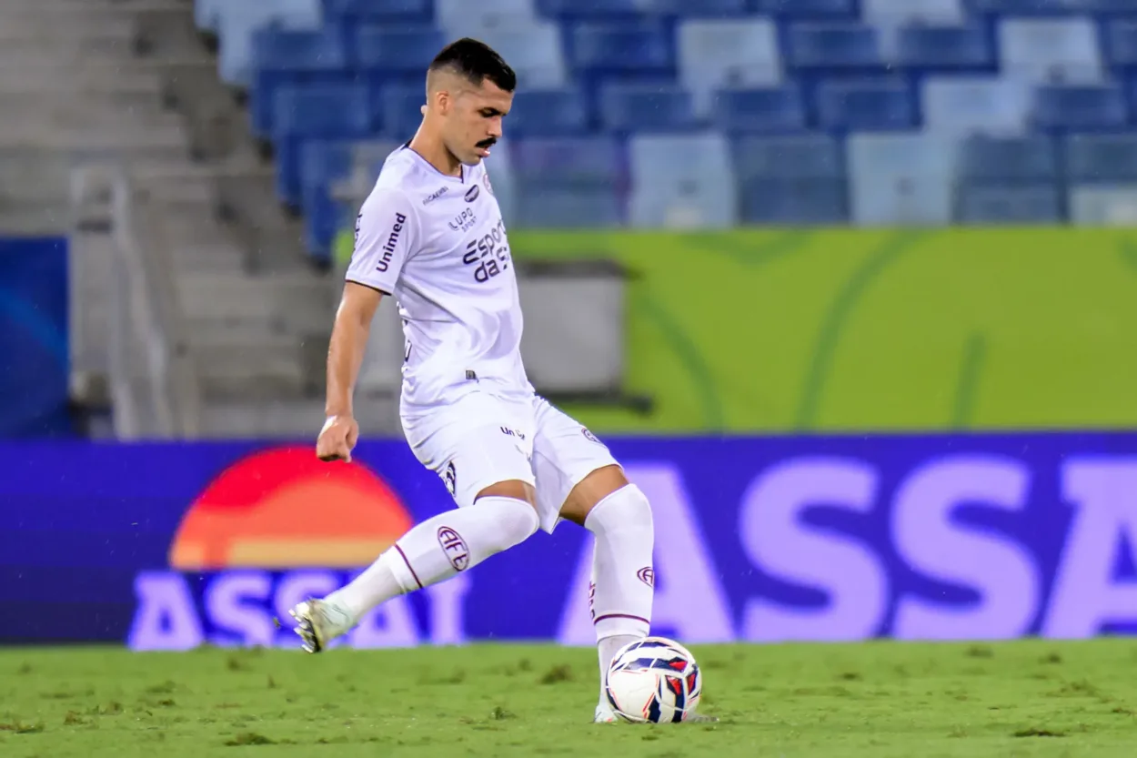 Corinthians entra na briga e pode fechar com Gustavo Medina, da Ferroviária