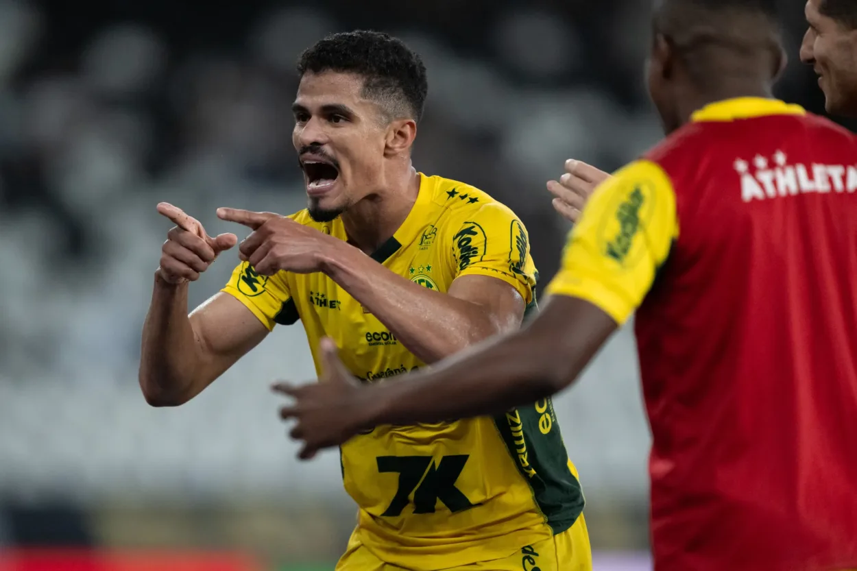 Corinthians consulta Lucas Ramon e avalia lateral para 2026