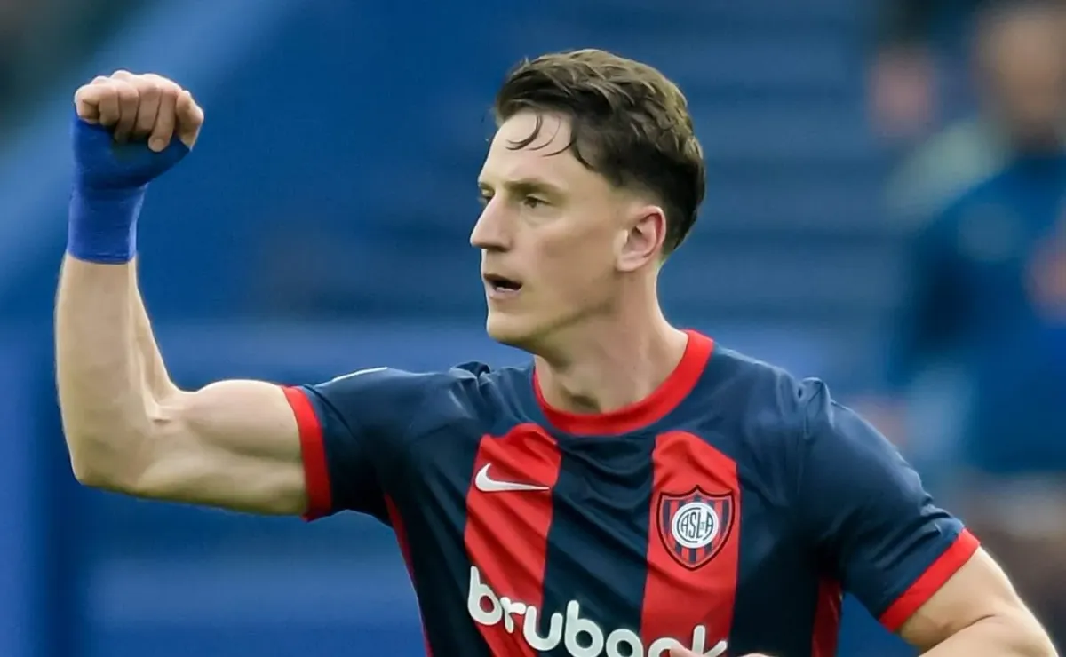 Corinthians consulta centroavante experiente e avalia mercado após saída de peças do ataque